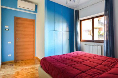 ローマにあるApartment in Rom/Latium 22353の赤いベッドと青い壁のベッドルーム1室