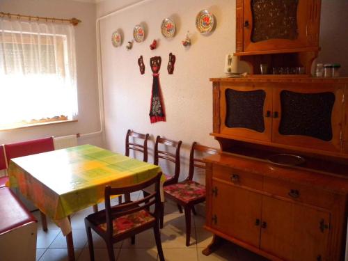 バラトンフェニヴェシュにあるApartment Balatonfenyves/Balaton 18403のキッチン(テーブル、椅子付)、ダイニングルーム