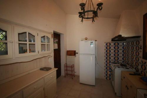 トッレ・デッレ・ステッレにあるHoliday home in Torre delle Stelle 22924のキッチン(白い冷蔵庫、コンロ付)