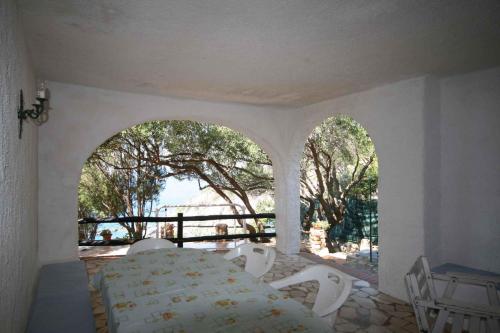 トッレ・デッレ・ステッレにあるHoliday home in Torre delle Stelle 22924のベッドルーム1室(ベッド1台付)、木々が植わるバルコニーが備わります。