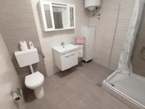 Kúpeľňa v ubytovaní Two-Bedroom Apartment in Baric Draga I