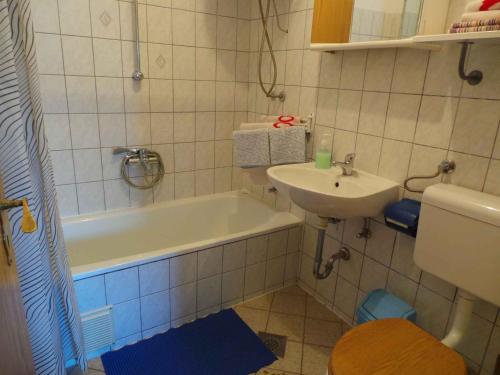 ein Badezimmer mit einem Waschbecken, einer Badewanne und einem WC in der Unterkunft Apartment Valbandon 9 in Fondole