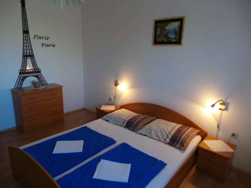 ein Schlafzimmer mit einem Bett und dem Eiffelturm in der Unterkunft Apartment Valbandon 9 in Fondole