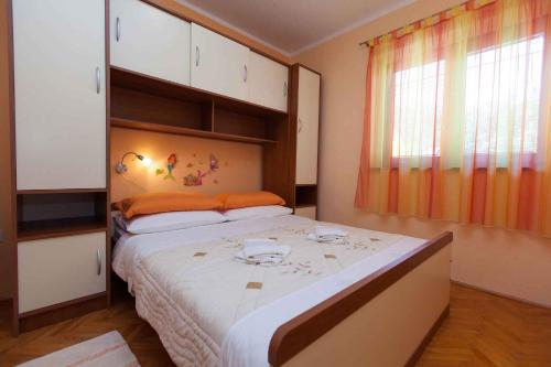 Posteľ alebo postele v izbe v ubytovaní Apartment in Jadranovo with Two-Bedrooms 1