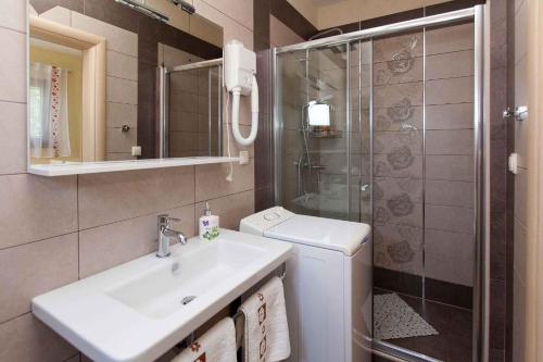 Kúpeľňa v ubytovaní Apartment in Jadranovo with Two-Bedrooms 1