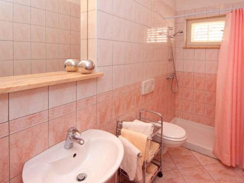 uma casa de banho com um lavatório, um WC e um chuveiro em Apartment in Rabac 16819 em Rabac