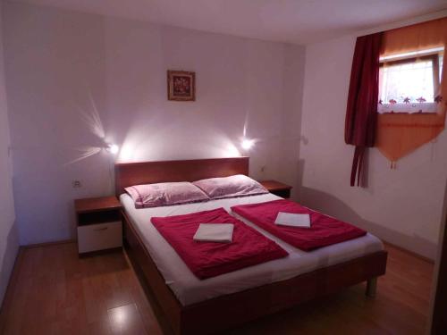 sypialnia z łóżkiem z dwoma ręcznikami w obiekcie Apartment in Fazana/Istrien 8621 w mieście Valbandon