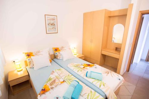 una piccola camera da letto con un letto con una scala sopra di Apartment in Okrug Gornji with Two-Bedrooms 2 a Trogir