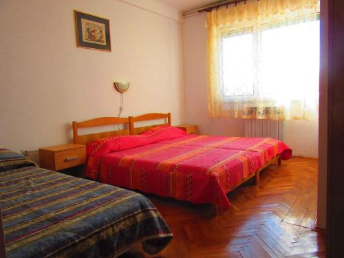 sypialnia z dwoma łóżkami i oknem w obiekcie Two-Bedroom Apartment in Pula XI w mieście Veruda
