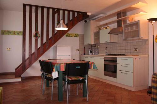 Tiarno di SottoにあるHoliday home in Tiarno di Sotto 23505のキッチン(テーブル、椅子、階段付)