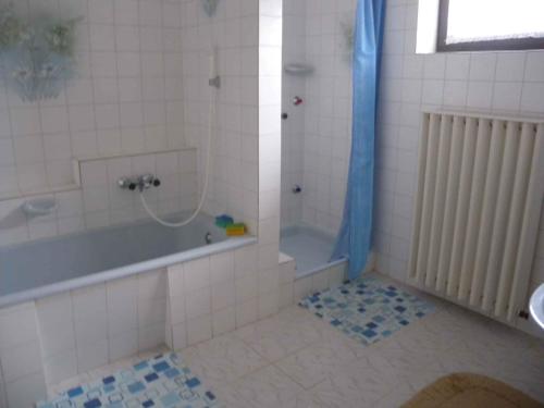 W łazience znajduje się prysznic, wanna i umywalka. w obiekcie Apartment Gyenesdias 3 w Gyenesdiás