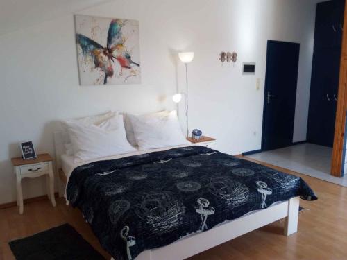 een slaapkamer met een bed met een zwart-witte deken bij Vodice Apartment 2 in Vodice