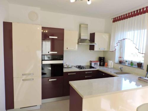 Kuchyň nebo kuchyňský kout v ubytování Apartment in Fazana/Istrien 8416