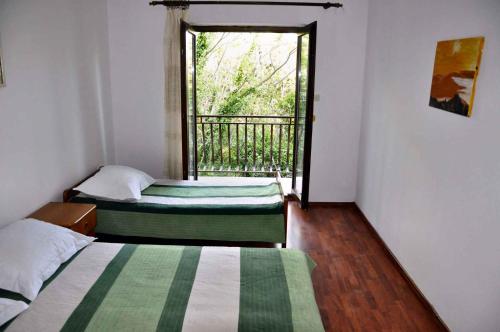 سرير أو أسرّة في غرفة في Apartments in Starigrad-Paklenica 6778