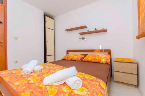 - une chambre avec 2 lits, des serviettes et une commode dans l'établissement Holiday home Stari Grad/Insel Hvar 6341, à Stari Grad