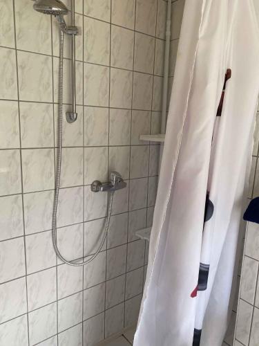 GustowにあるHoliday home in Gustow/Insel Rügen 3077のバスルーム(シャワー、シャワーカーテン付)が備わります。