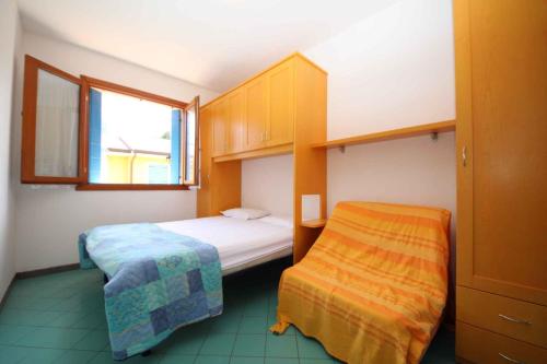 ロザピネタにあるApartments in Rosolina Mare 24857の小さなベッドルーム(二段ベッド1組、ベッドスカート付)