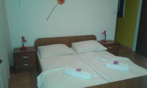 sypialnia z łóżkiem z dwoma ręcznikami w obiekcie Kampor Apartment 8 w mieście Supetarska Draga