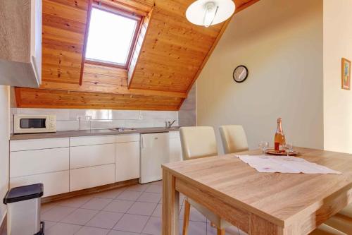 Heviz Apartment 5にあるキッチンまたは簡易キッチン