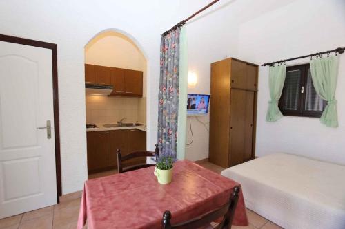 a small room with a table and a bed and a kitchen at Studio in Silo/Insel Krk 14757 in Šilo