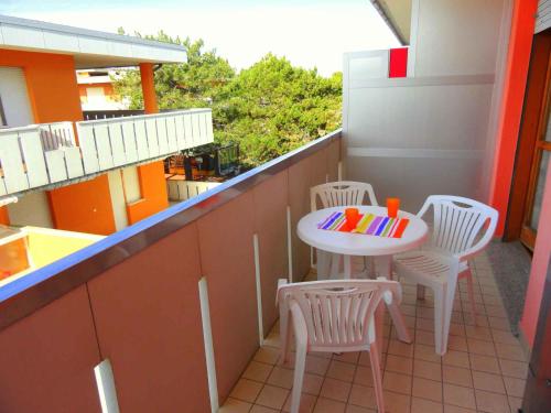 un piccolo balcone con tavolo e sedie. di Apartments in Bibione 24565 a Bibione