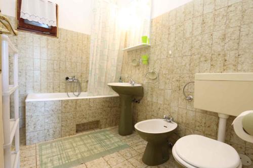 a bathroom with a toilet and a sink at Apartment Silo 19 in Šilo