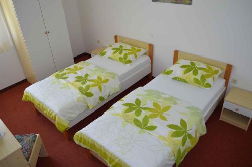 - 2 lits dans une petite chambre avec jupes dans l'établissement Palit Apartment 2, à Palit
