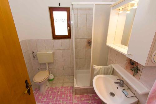 małą łazienkę z toaletą i umywalką w obiekcie Holiday home in Fazana/Istrien 11339 w mieście Fondole