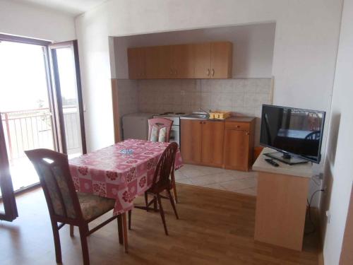 Kuchyň nebo kuchyňský kout v ubytování Apartment in Starigrad-Paklenica 6806