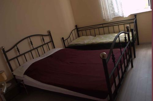 Un pat sau paturi într-o cameră la Apartments in Silo/Insel Krk 14530