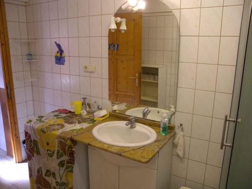 y baño con lavabo y espejo. en Apartment Balatonbereny 1 en Balatonberény