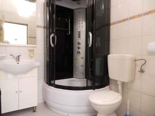 A bathroom at Apartment Lopar 13