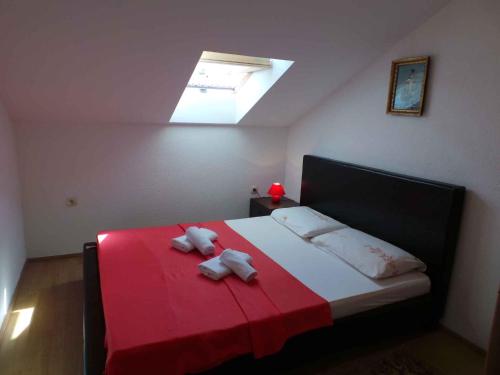 un dormitorio con una cama con dos animales de peluche en Apartment Crikvenica, Vinodol 8, en Crikvenica