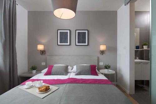 Un pat sau paturi într-o cameră la Apartment Rabac 19