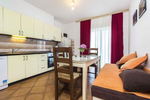 Kuchyň nebo kuchyňský kout v ubytování Apartment Slatine 6