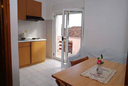 Kuchyňa alebo kuchynka v ubytovaní Apartment in Privlaka - Zadar Riviera 7894