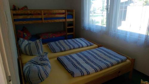 2 łóżka piętrowe w pokoju z oknem w obiekcie Holiday home Fuhlendorf 1 w mieście Fuhlendorf