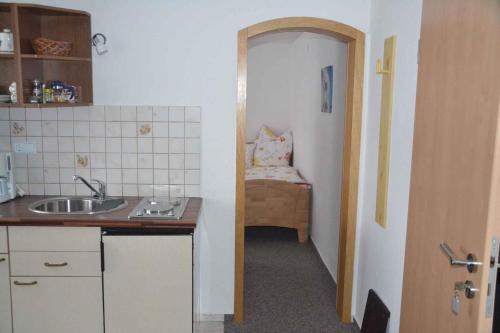 eine kleine Küche mit einem Waschbecken und einem Tisch in der Unterkunft Apartment Todtmoos 3 in Vordertodtmoos