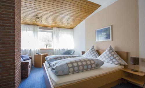 Ліжко або ліжка в номері Hotel-Pension-Waldblick Garni