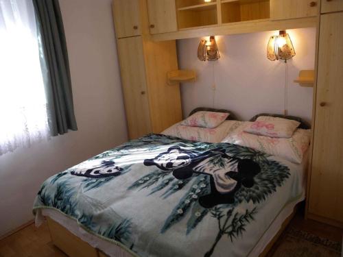 ザラカロシュにあるApartment in Zalakaros/Thermalbad 20682のベッドルーム1室(牛の写真付きのベッド1台付)