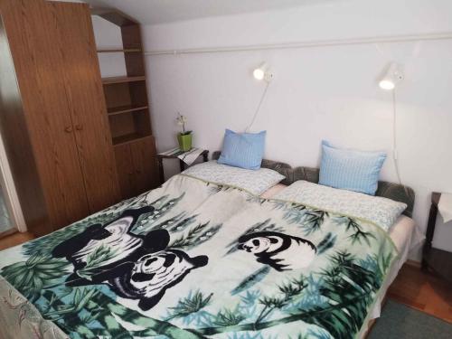 ザラカロシュにあるApartment in Zalakaros - Thermalbad 20674のベッドにパンダの毛布が敷かれた寝室