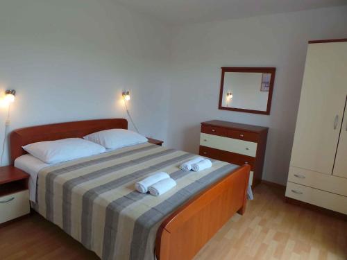 ein Schlafzimmer mit einem Bett mit zwei Handtüchern darauf in der Unterkunft Apartment Ljubac 1 in Krneša