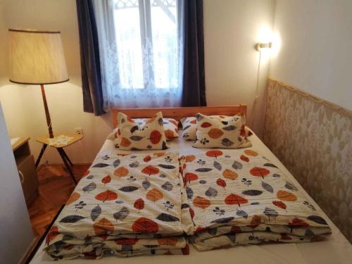 ザラカロシュにあるApartment Zalakaros 3のベッドルーム1室(ベッド1台、掛け布団、枕付)