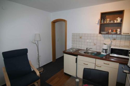 Zimmer mit einer Küche mit Spüle und Stuhl in der Unterkunft Apartment Todtmoos 2 in Todtmoos