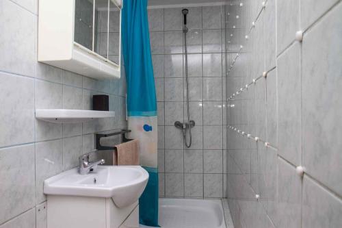 バラトンマーリアフュルドゥーにあるHoliday home in Balatonmariafürdo 19534のバスルーム(シャワー、洗面台、トイレ付)
