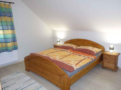 バラトンフェニヴェシュにあるApartment Balatonfenyves/Balaton 18408のベッドルーム1室(木製ベッド1台、ナイトスタンド2台付)