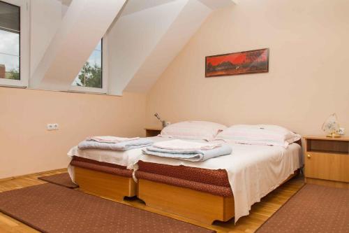ein Schlafzimmer mit einem Bett mit Handtüchern darauf in der Unterkunft Holiday home in Balatonmariafürdo 19513 in Balatonkeresztúr
