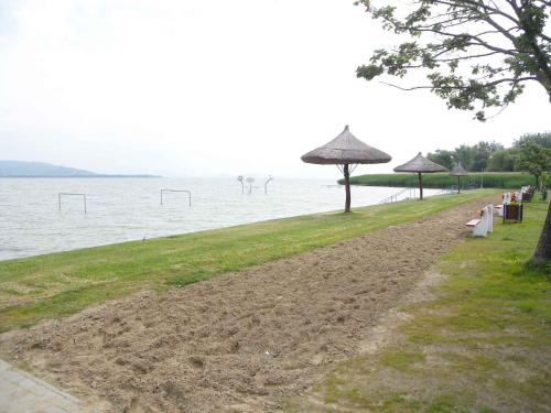 Zdjęcie z galerii obiektu Holiday home Balatonbereny/Balaton 18120 w mieście Balatonberény