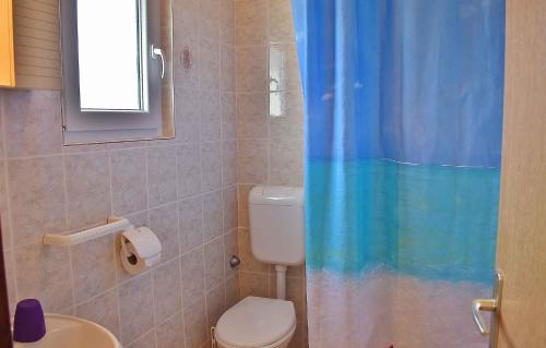 a bathroom with a toilet and a shower curtain at Apartment in Lopar/Insel Rab 17739 in Lopar