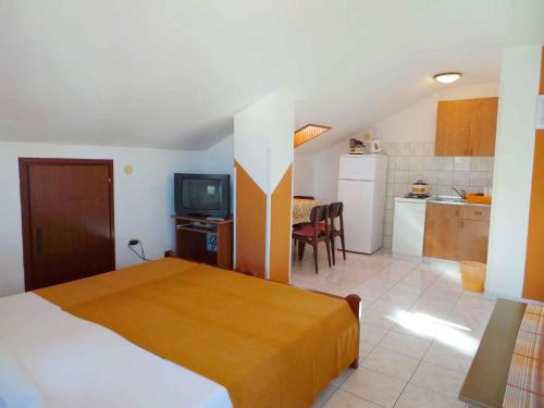 ein kleines Schlafzimmer mit einem Bett und einer Küche in der Unterkunft Apartment in Valbandon/Istrien 11261 in Valbandon